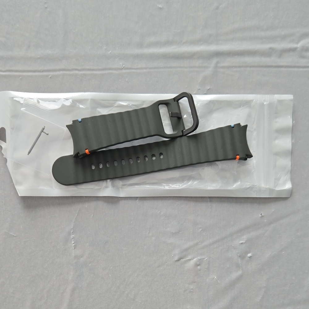 “20mm Gray Watch Strap with Black Buckle – Unisex Replacement Band Not Used